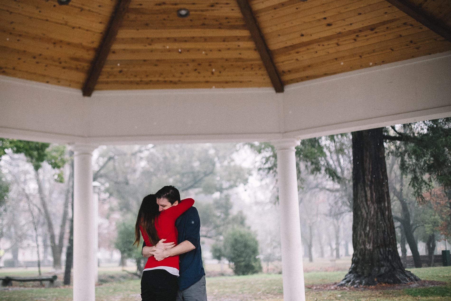 redding-caldwell-lake-park-gazebo-couples-photo-1